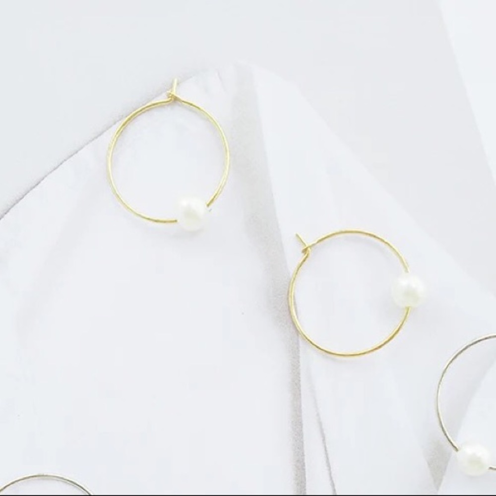 ❤️gold circle earrings with pearl.